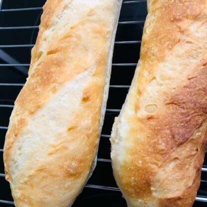 苦手なフランスパンを久しぶりに作ってみした。クープが難しいです。
でも、とても美味しく出来ました♪